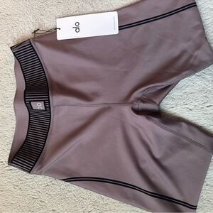 ALO Yoga Women's lineup legging. Raisenette. NWT